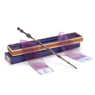 Baguette de Sureau d'Albus Dumbledore présentée dans une boîte de collection avec un écrin en velours. Signé Ollivander.
