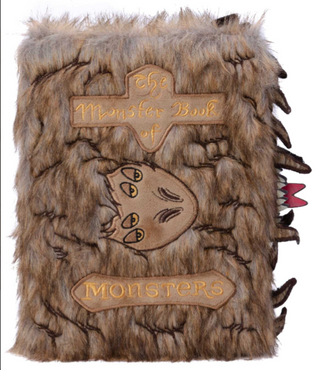 Carnet Peluche – Monster Book of Monsters (livre des monstres) | Sorcière et Magie